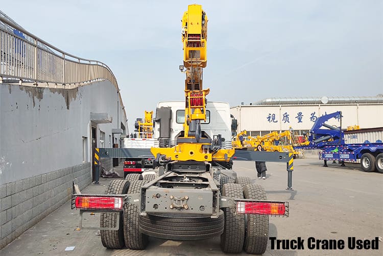 Sinotruk Howo 400 Flat Bed Truck Crane Used for Sale in Tanzania