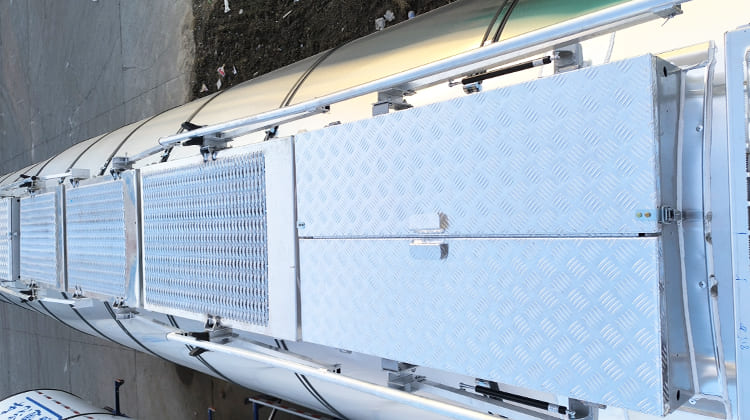 Tri Axle Stainless Steel Oil Tanker Trailer for Sale in Zambia