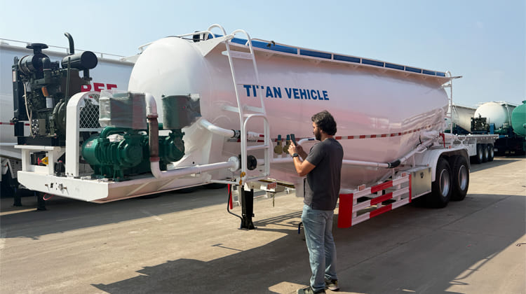 42 CBM Pneumatic Dry Bulk Tanker Trailer for Sale in Zambia