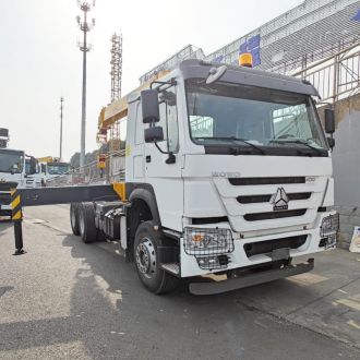 Sinotruck Howo Truck with Crane